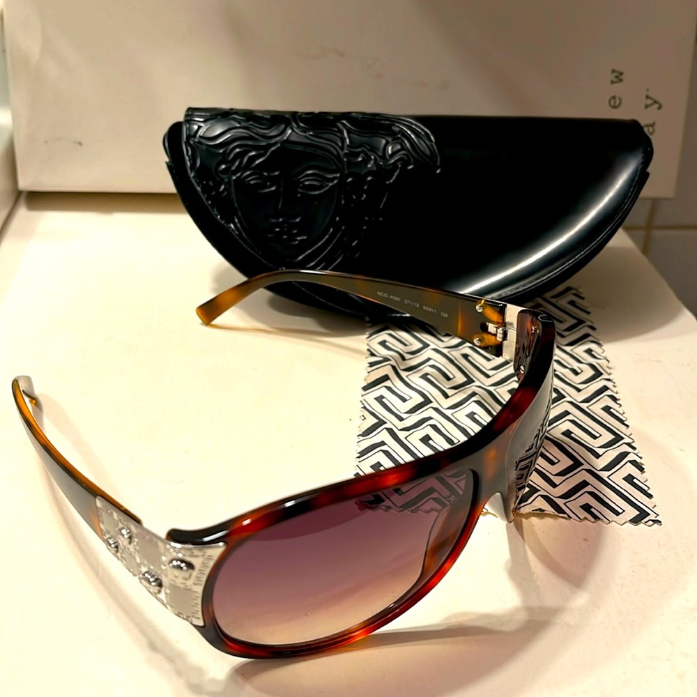 Versace 4080 Vintage Sunglasses in a tortoise shell with original case, & papers